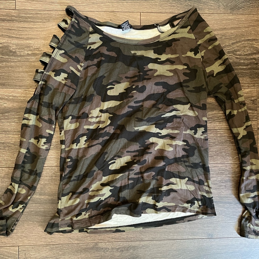 Long sleeve camo shirt. Size small, Rue 21